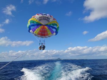 沖縄の海を空中散歩！沖縄本島北部でパラセーリングを体験！ | Be